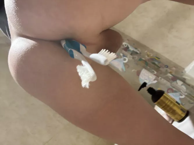 I can put 2 toothbrushes in my ass wanna see