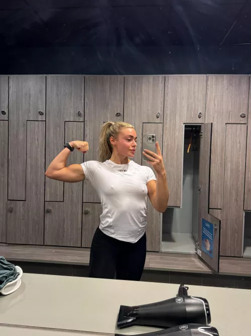 i love when guys stare at me in the gym