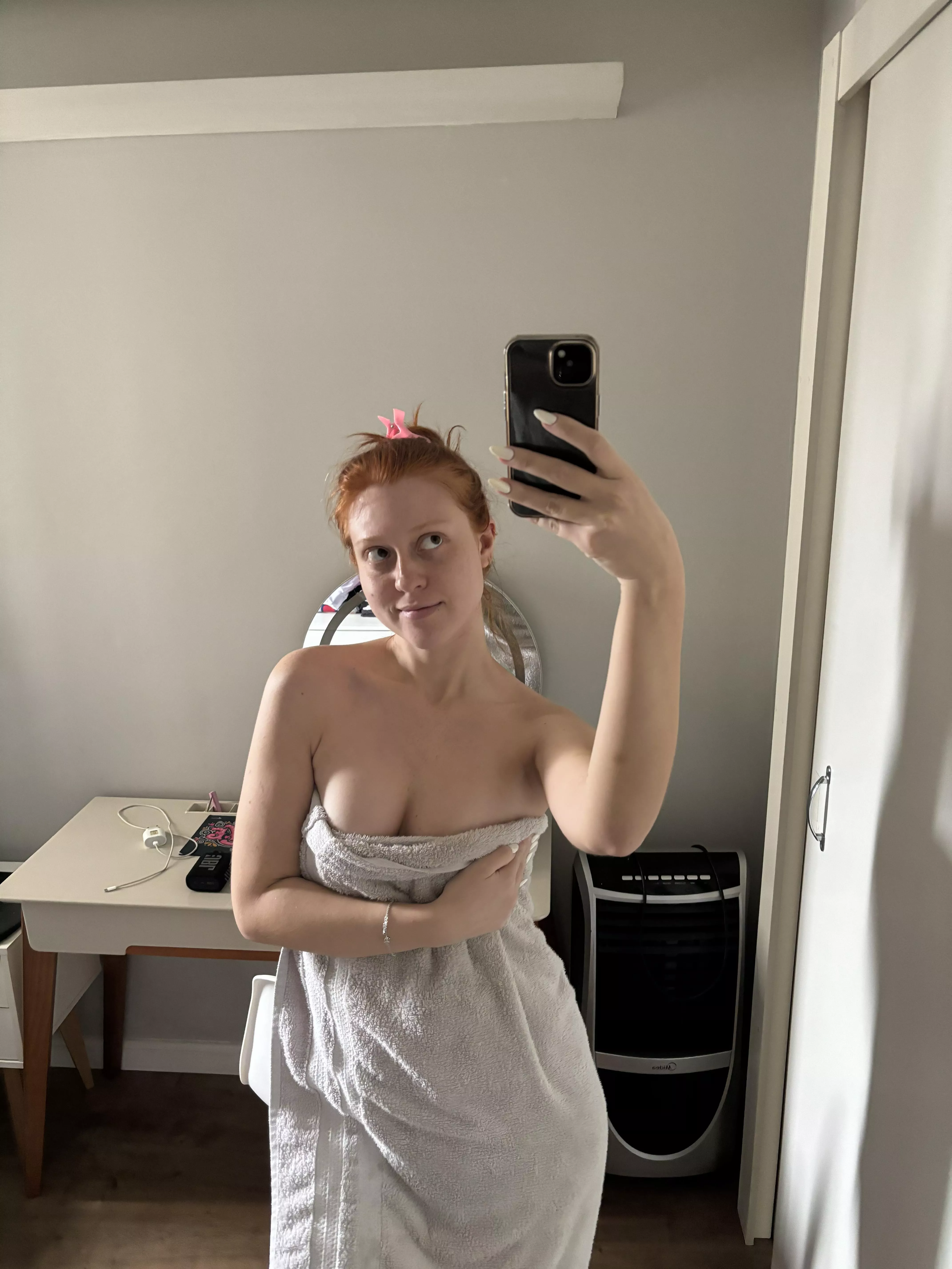 I wonder what its feels to shower and fuck in the shower with an older man.