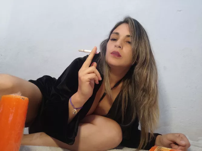 I'm bored... I feel like blowing smoke at some submissive...