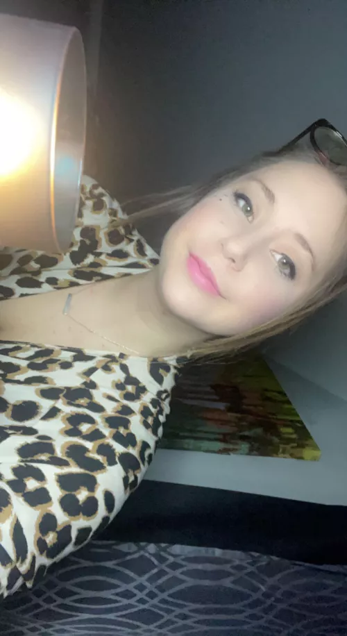 I'm trying something fun and new out on clapper a NSFW live show come join plz;;; starts in 4 hours 