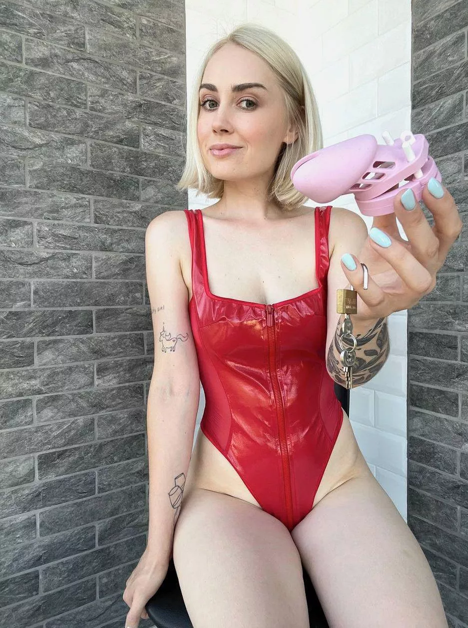 Iron chastity is too strict for Sissy, my opinion is that this pink chastity is made for Sissy. It looks very delicate.