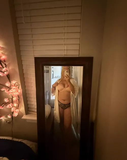 Just a girl who loves sucking dick 