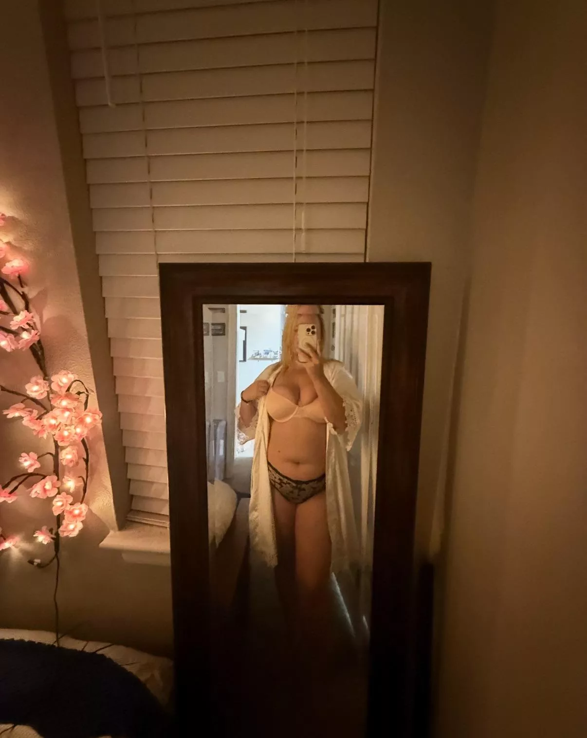 Just a girl who loves sucking dick 