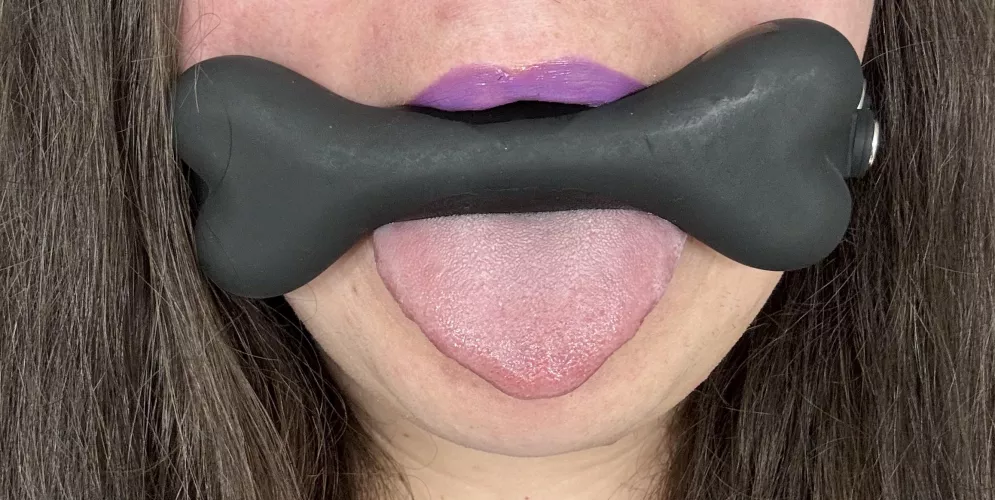 Matching my lipstick to my tail makes me such a happy puppy! 