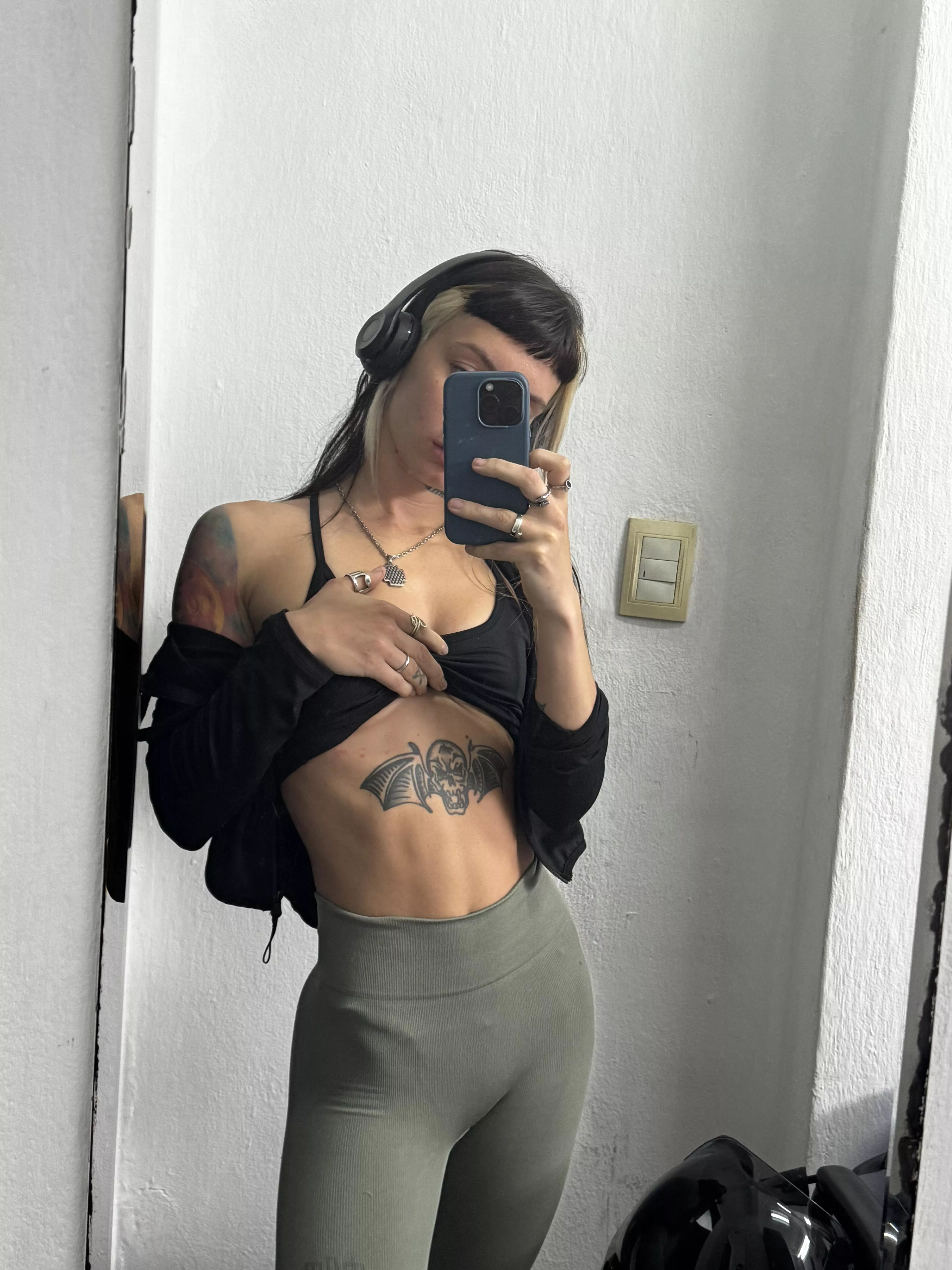 Muscle worshipers, welcome to your sanctuary