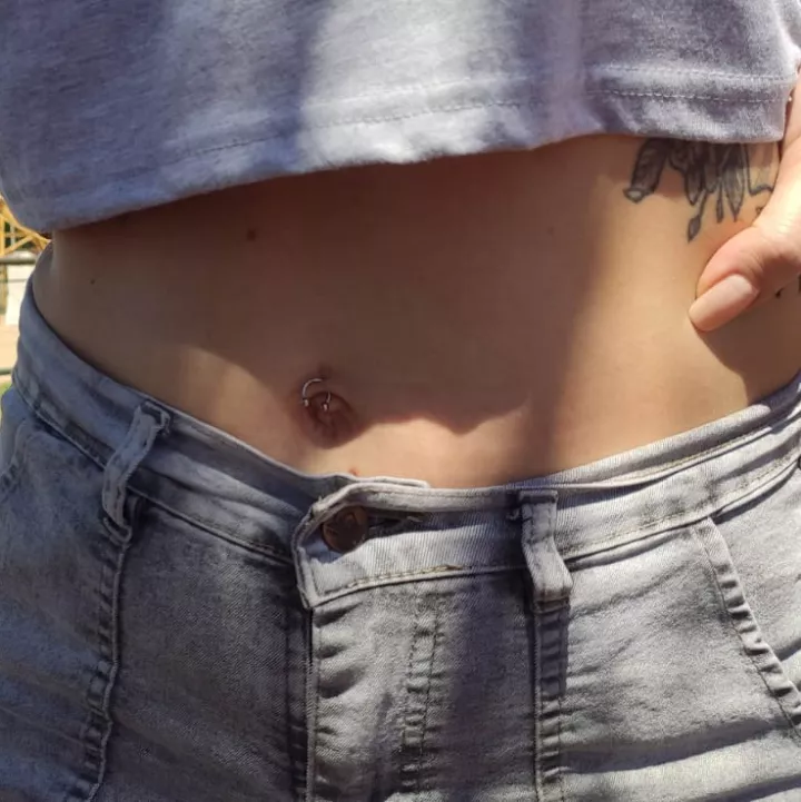 My beautiful belly button in the sun🌞