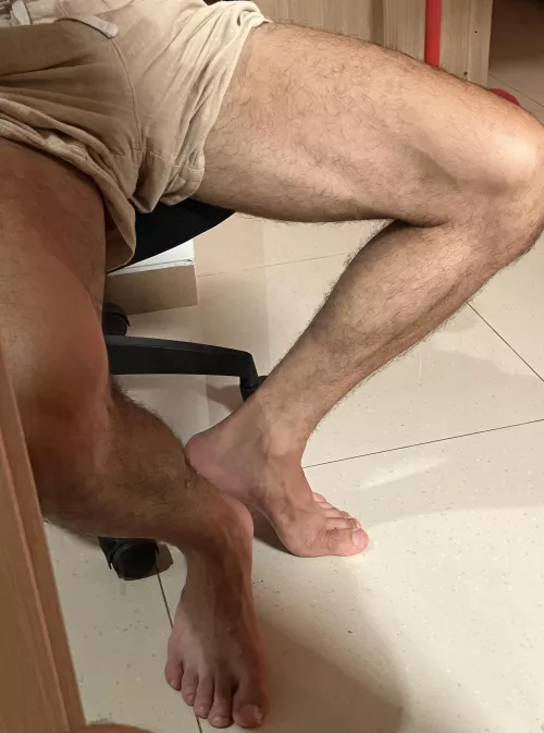 My thick hairy thighs want to crush you 😈😈