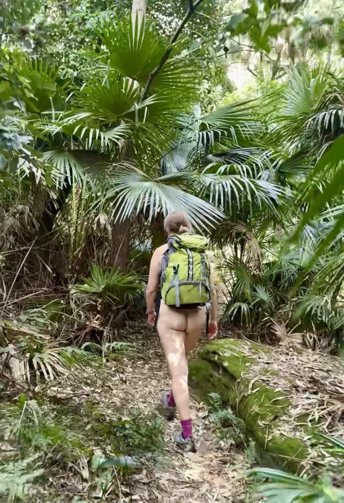 Naked/nude hiking in Australia