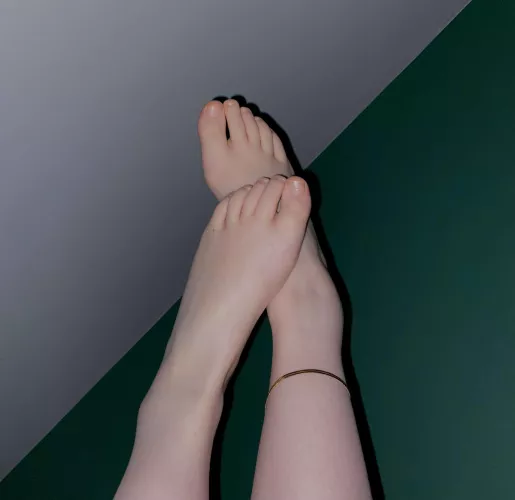 Pale feet ready for licking😊