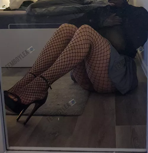 Siehst du was ich hinter meinem Top verstecken oder schaust du lieber auf was anderes ?🤭🖤