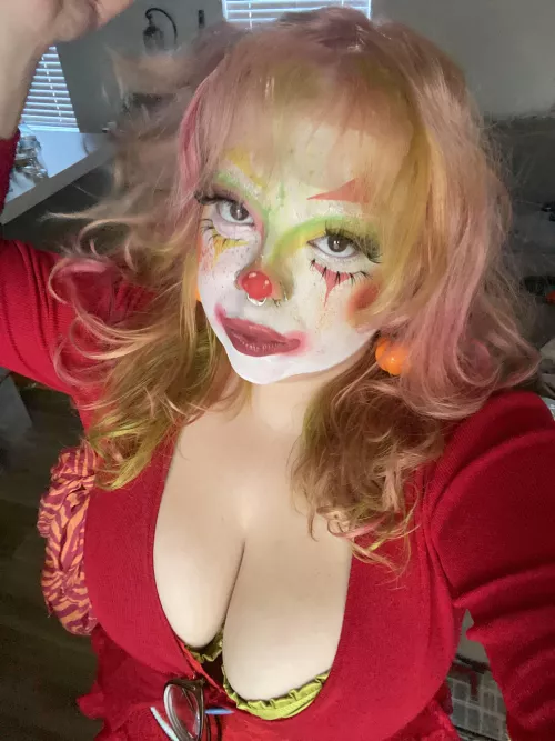 Strawberry the big tittie clown 