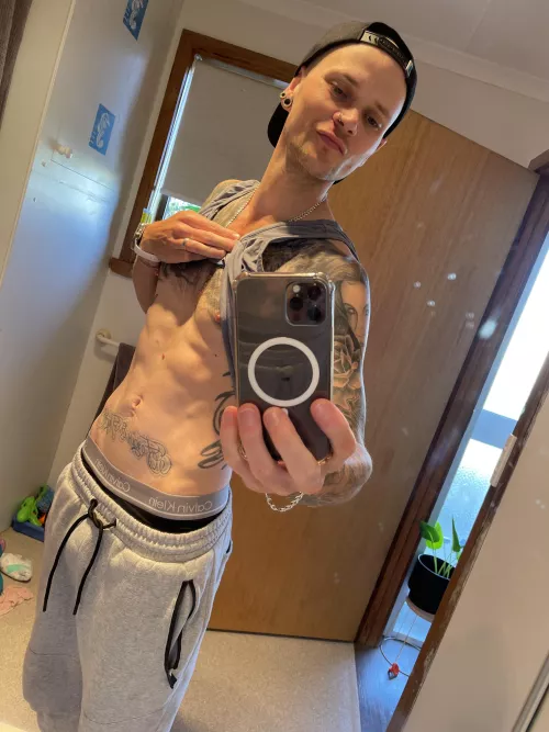 Sub funded chains & sub funded Calvin Kleins… But it’s not enough. Get into my DMs & let’s have some fun 😈