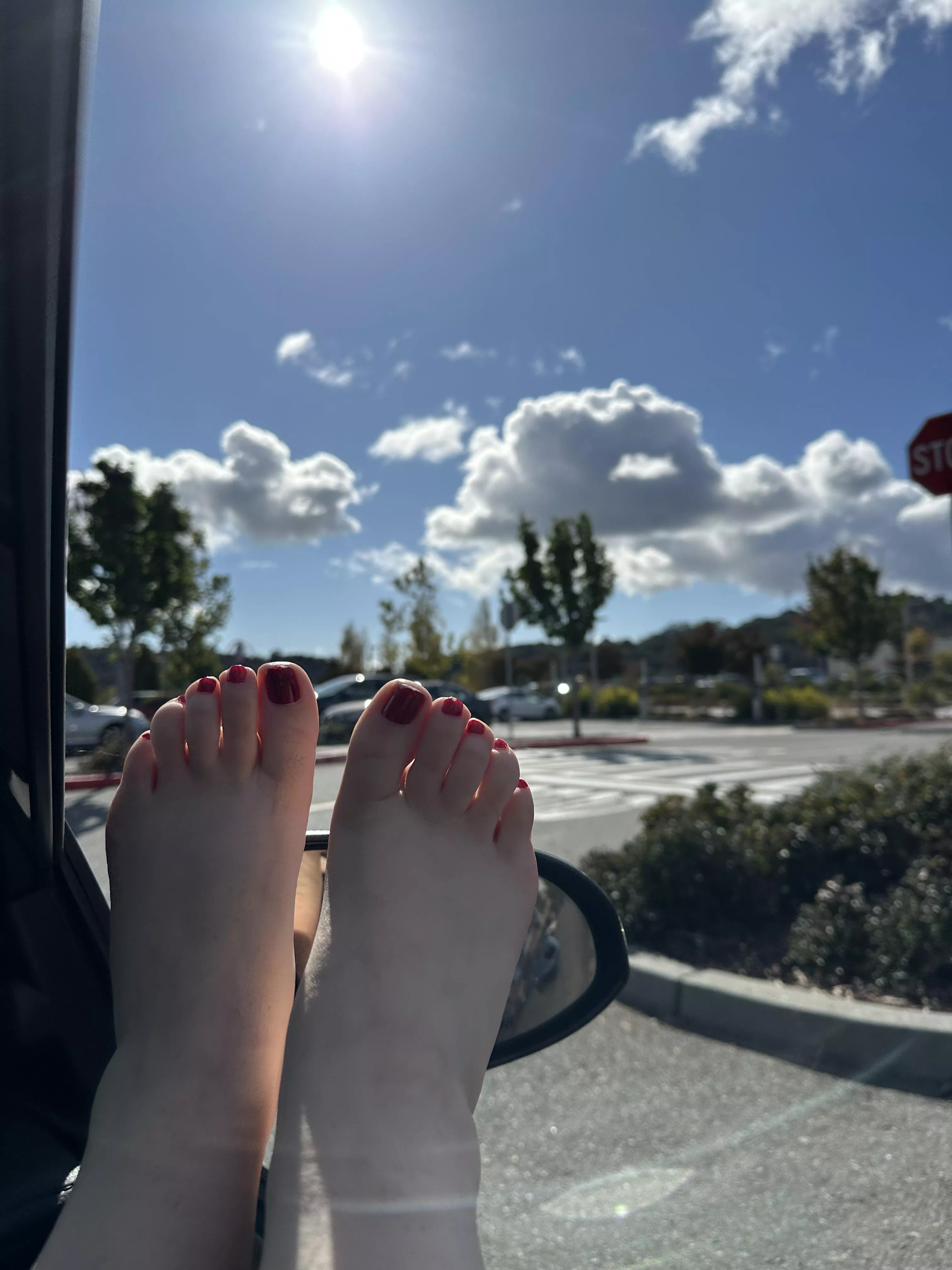 such a pretty day today, almost as pretty as my feet💋