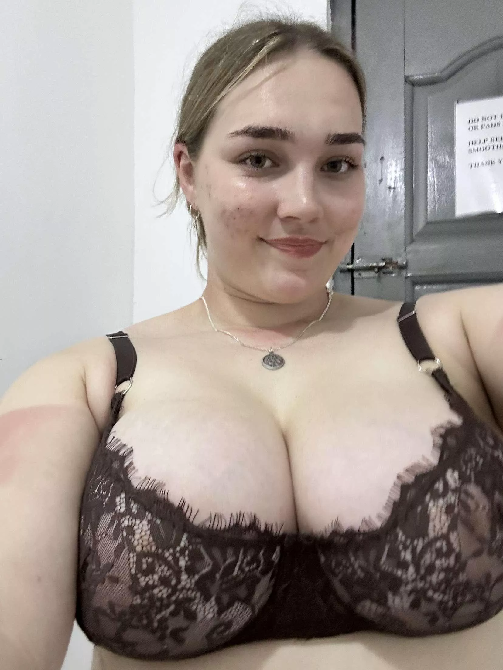 Take note I love riding dick! I'll be in Santa Fe this week, looking for an older couple to pump me full.