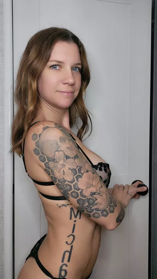 This bad little MILF wants to drain those balls of yours babe.