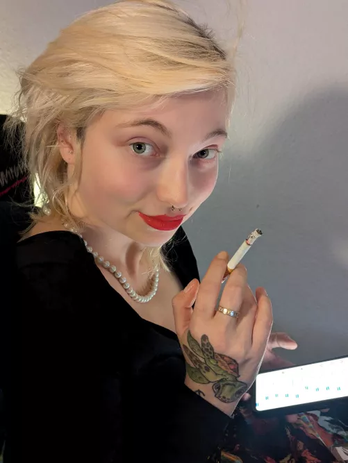 Today without lashes 💋🚬 my morning cigarette 