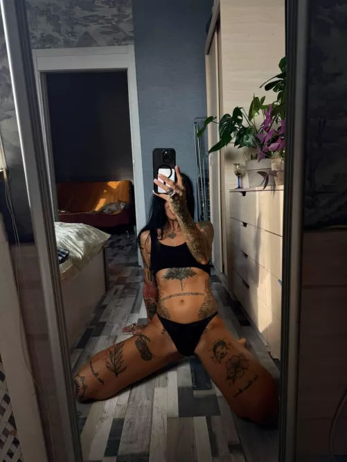 what do you find the most attractive in laid back girl?