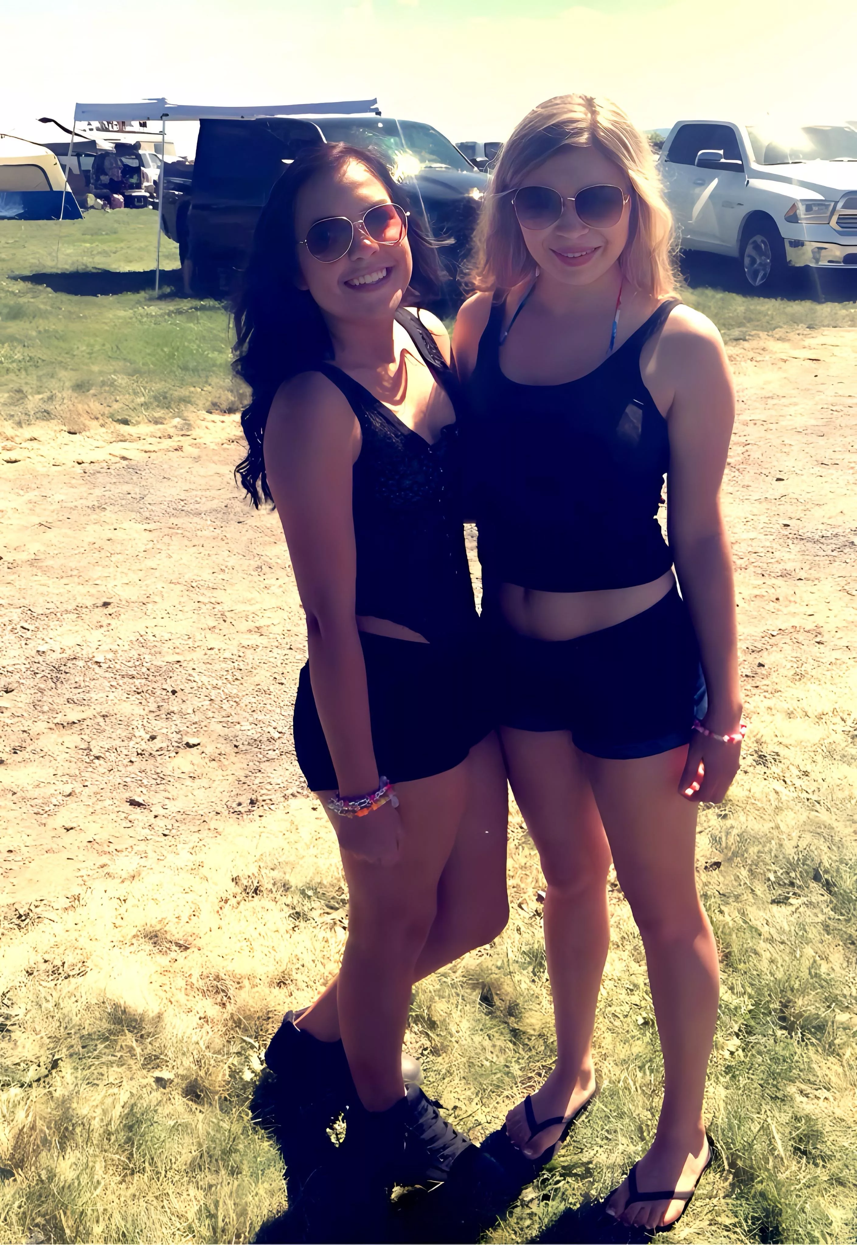 Which one comes back to the tent to get 💦