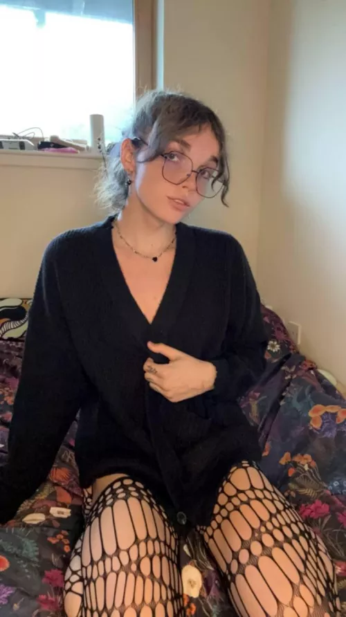 Would you sweep me off my feet on a date or straight to your sheets? 😘