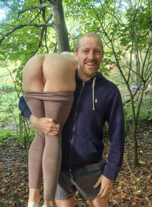 You'll never guess what I found down the woods 🤪🍑 