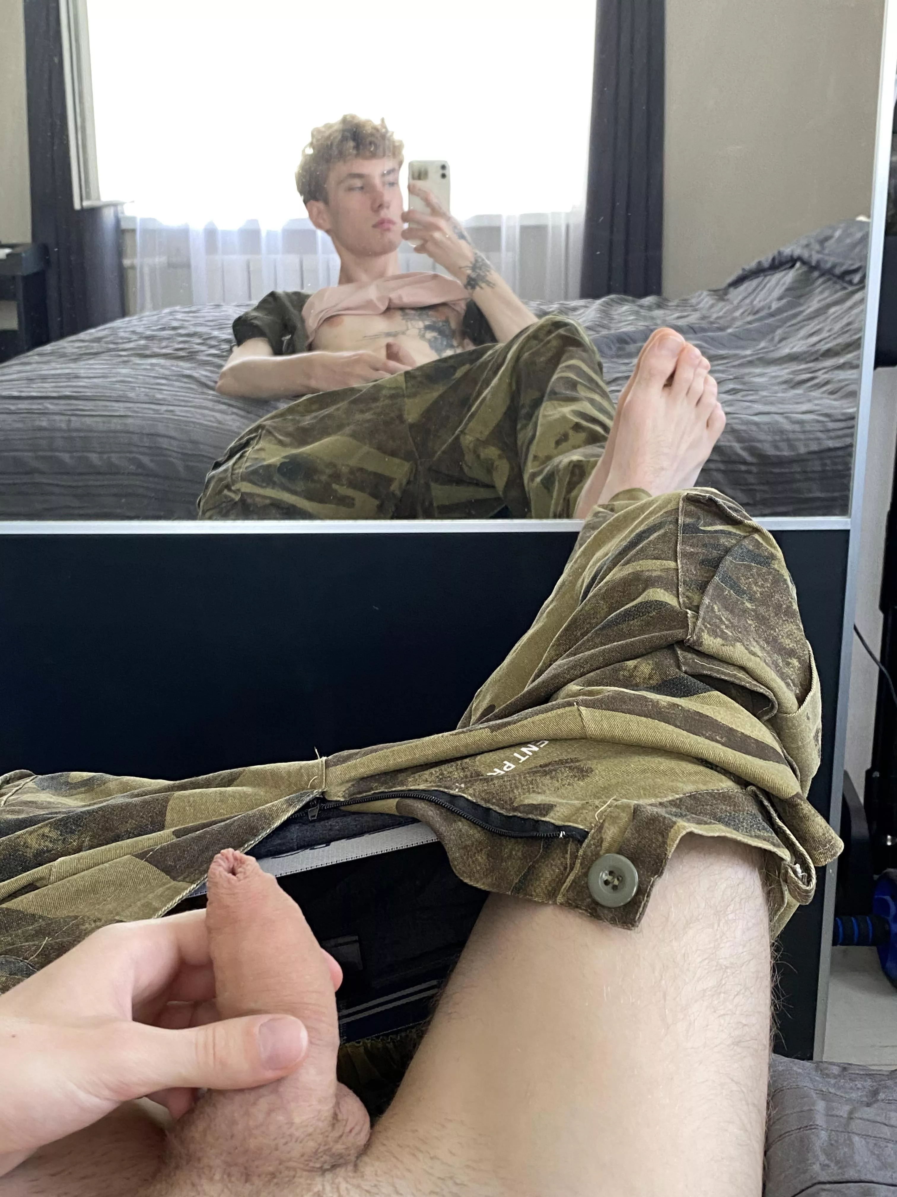 [18] Please touch my feet 🥵