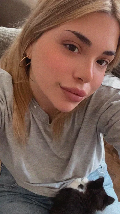 22f4m curious about what an older man has to offer… let’s find out