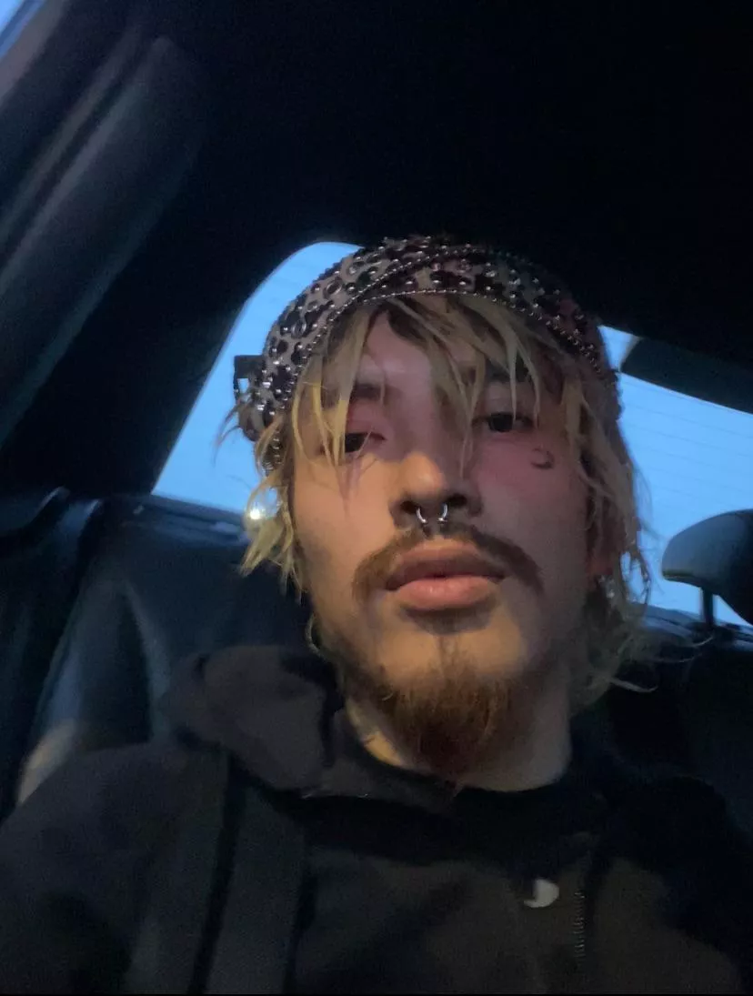 24yr old lookin for mature woman or married woman