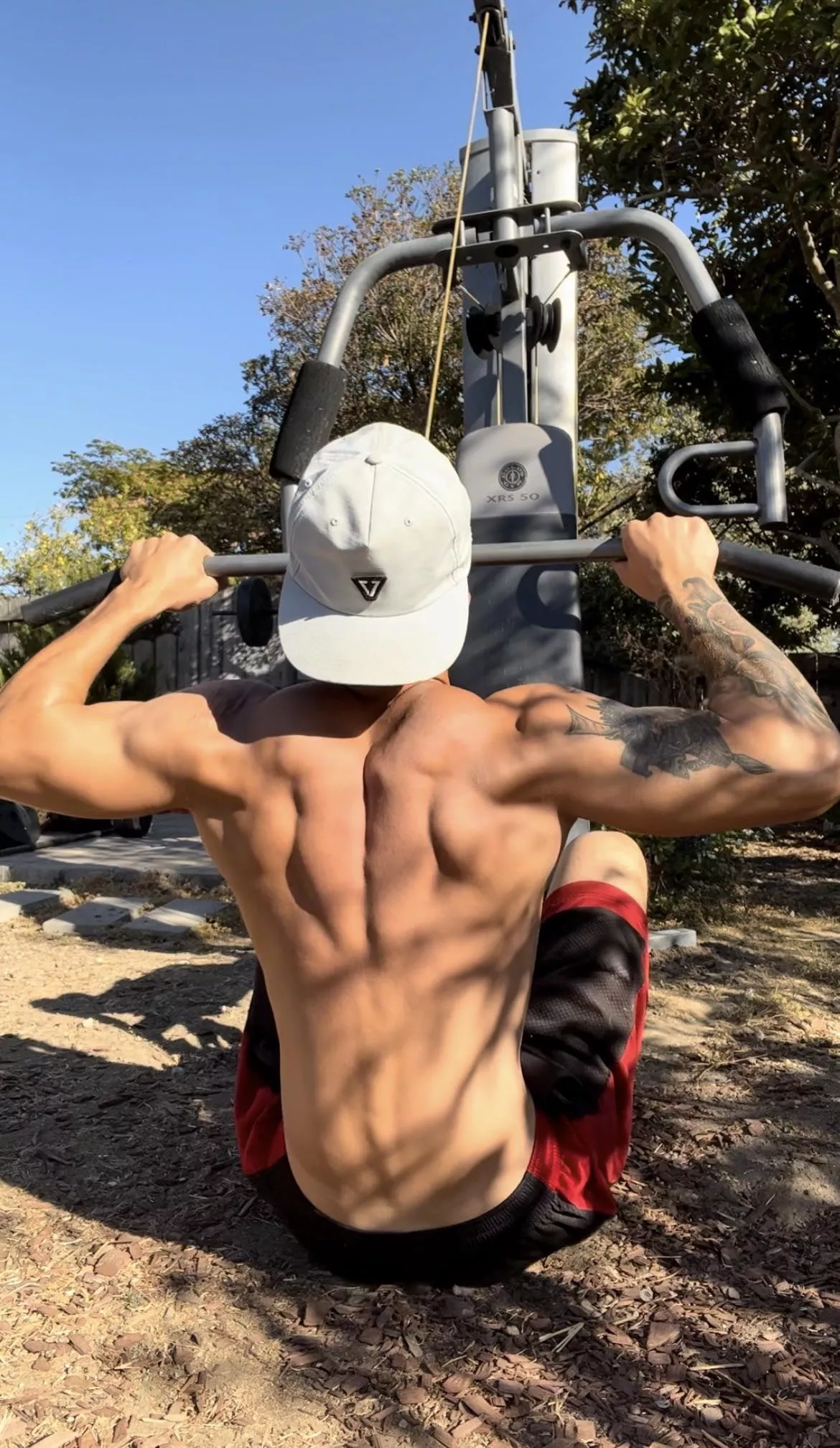 6’3 217lbs Wasian checking in, looking to dominate you with my big muscles 😈😈😁