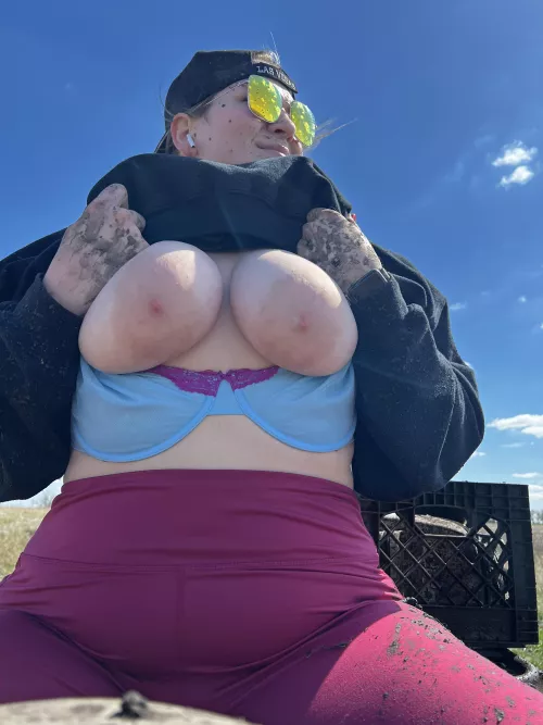 A lot of girls get jelly cuz my tits are so big. 🤷‍♀️ 