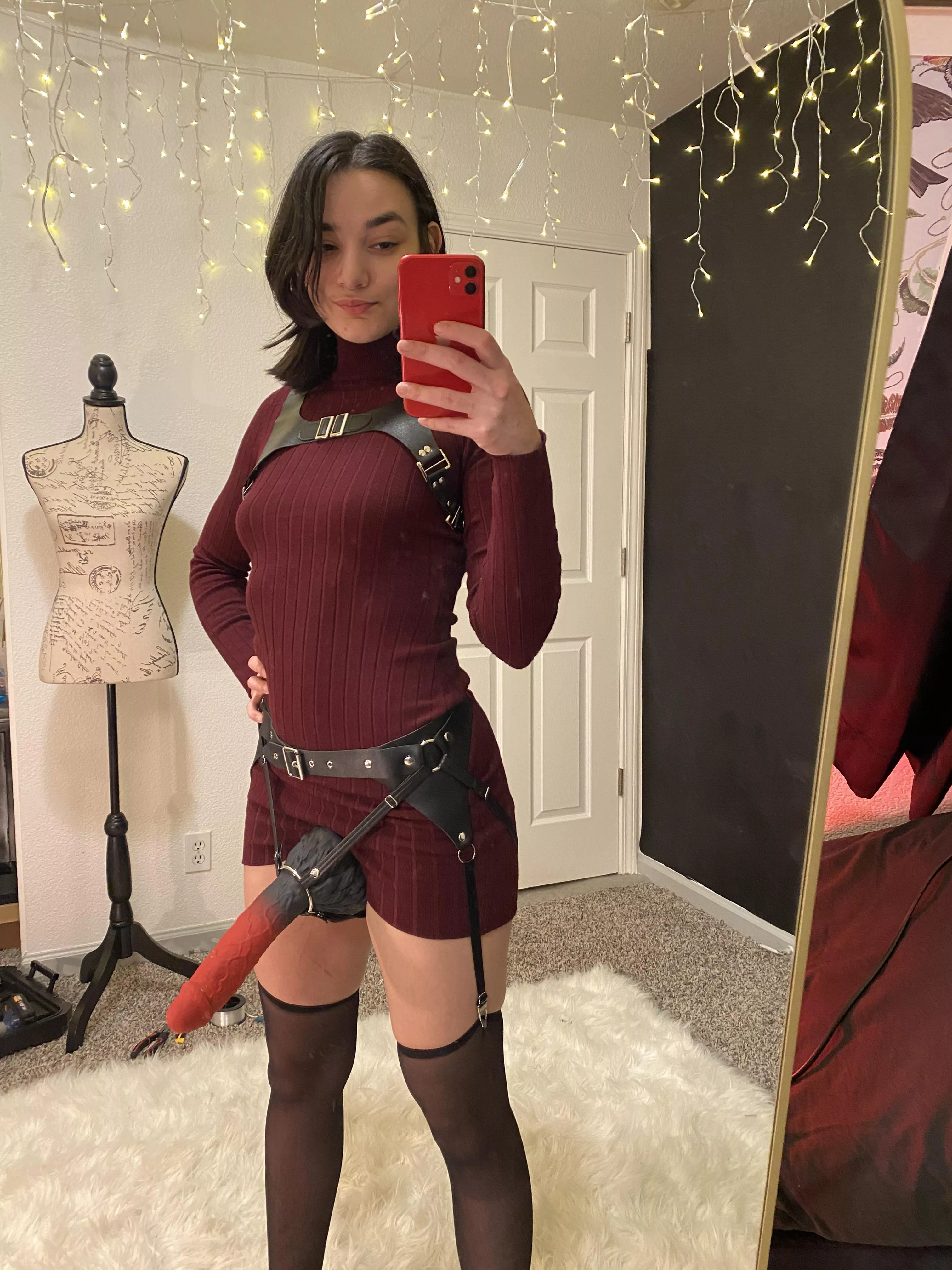 Ada Wong’s packing 😳 (Amaraxx66)