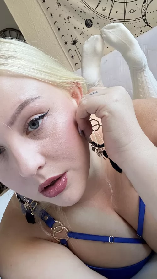 Care to remove these socks. My naked feet are so irresistible, I need someone to lick every inch of them.
