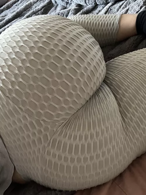 Come smack my ass we might end up wrestling 🥵😏