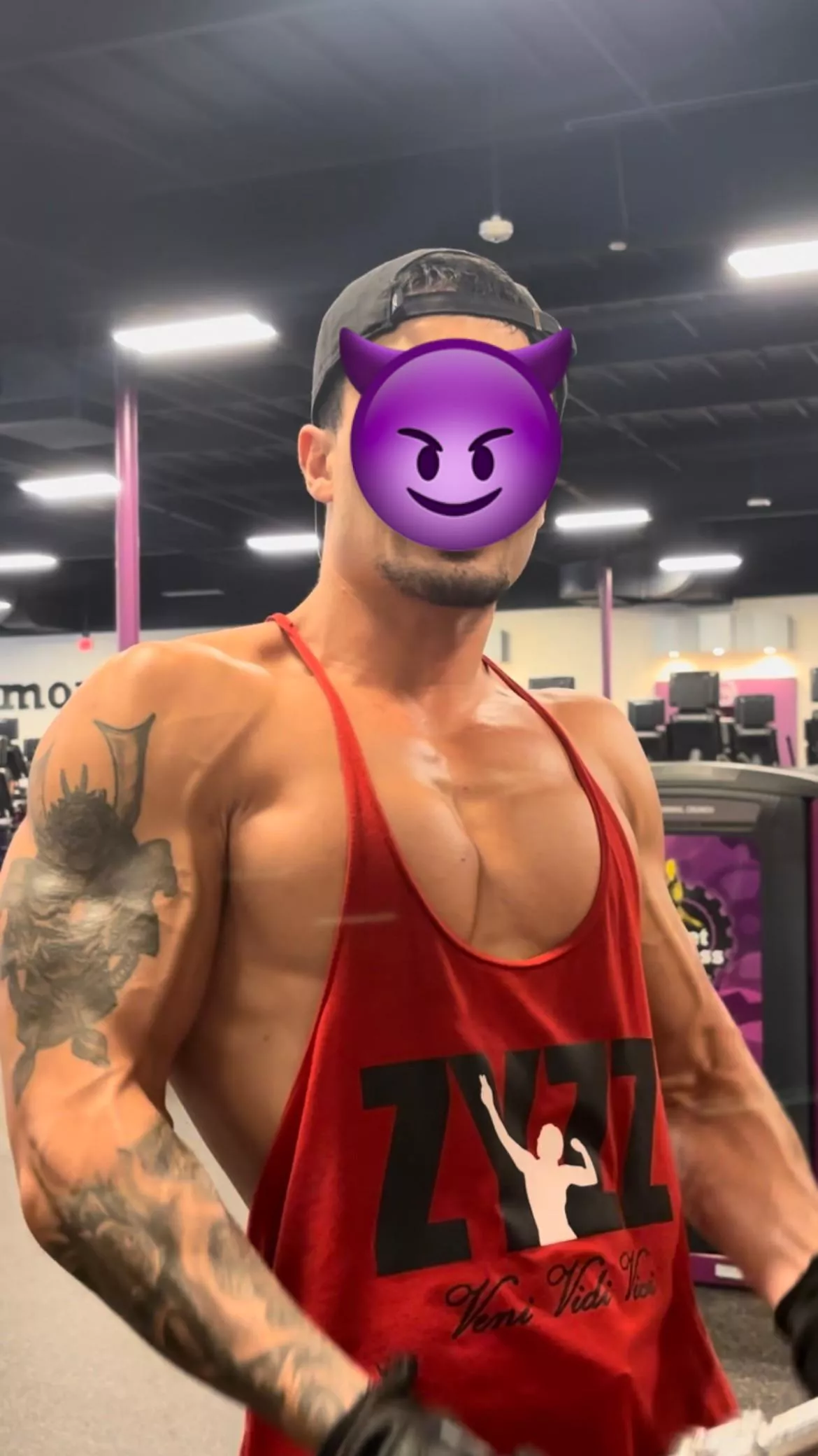 CUM touch my big veiny arms while I curl heavy 😈😈