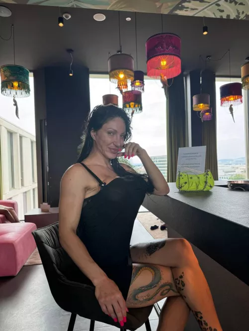 Do you have a thing for tatted bimbo milf?