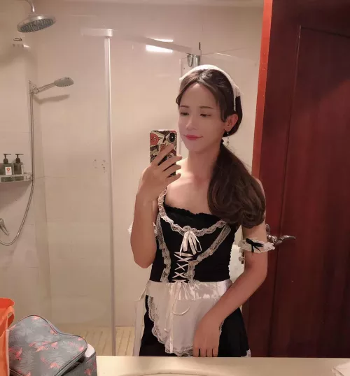 Drop a 💛 if you're craving a trans girlfriend to share some nudes with you 🤭