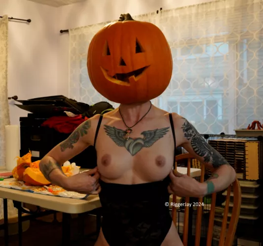 [F] What do you call ghost bees?  [M]📸