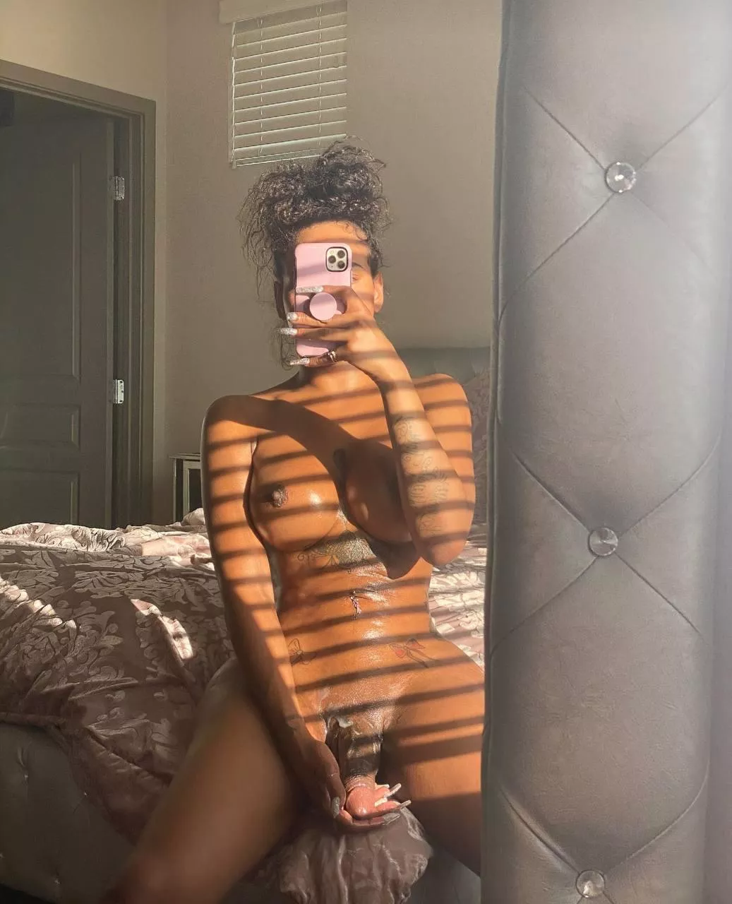 Golden-hour nudes are top tier 