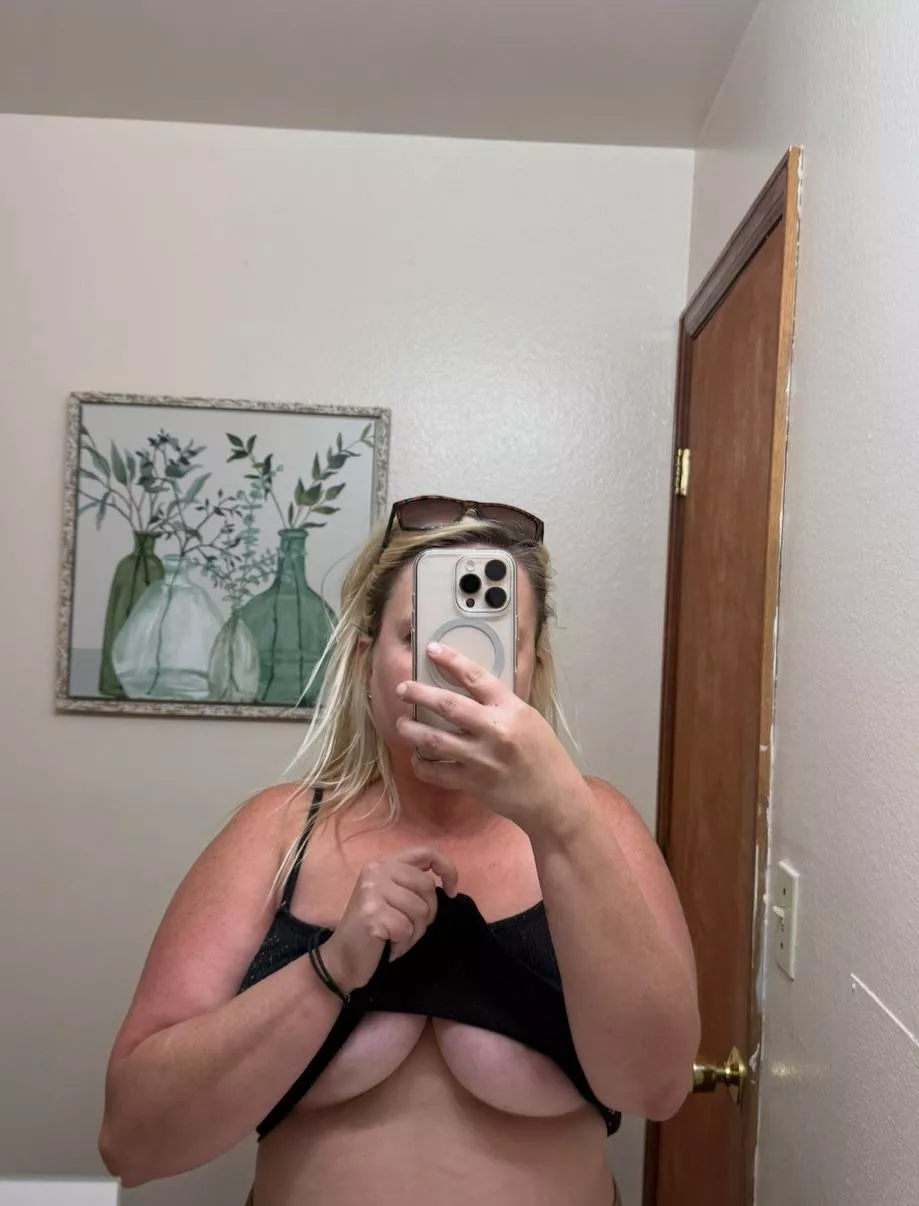 I love taking nudes in my friends bathroom when they have no idea 