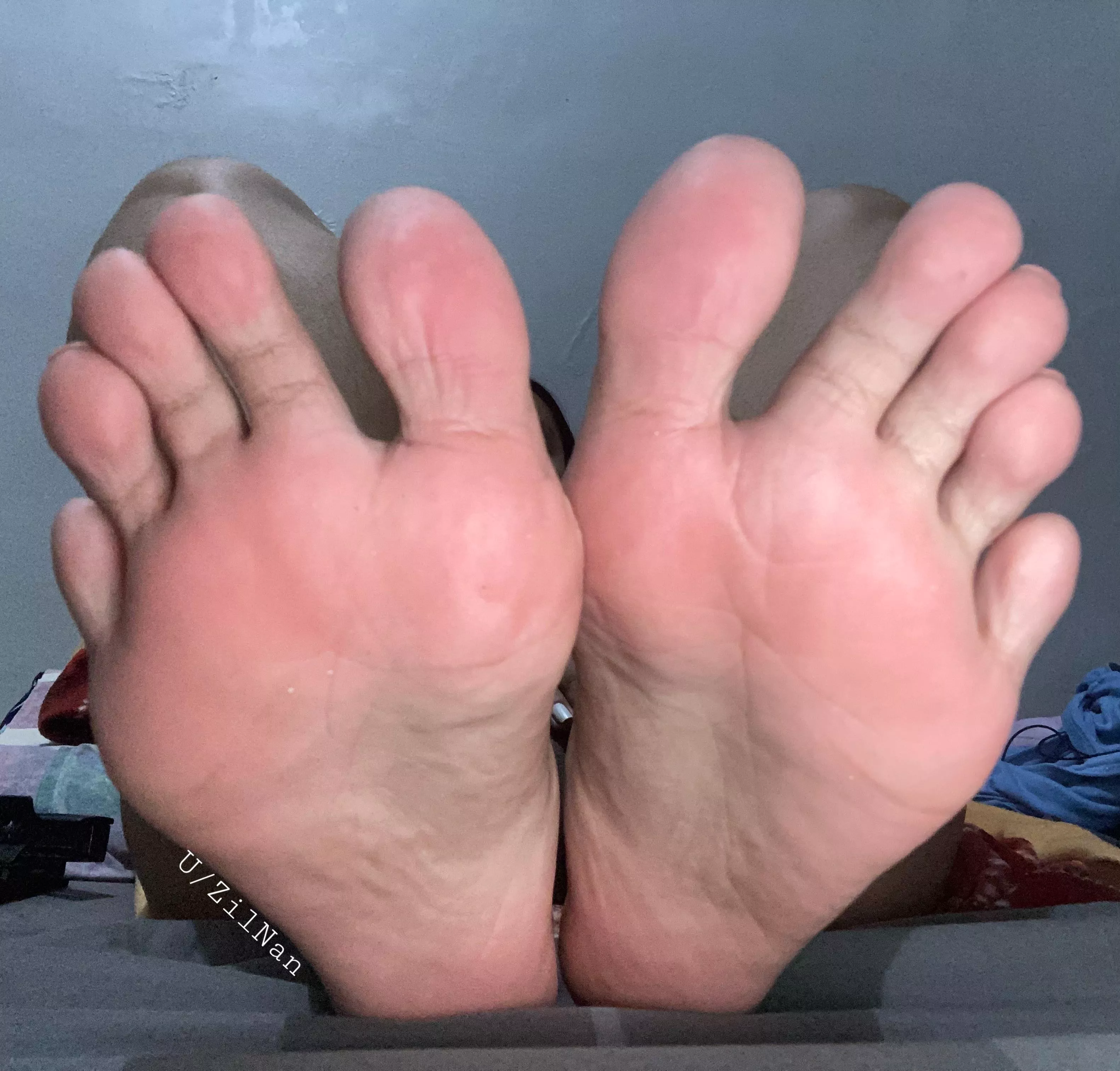 I want you beg to touch, lick, kiss, suck and massage my feet 🤭