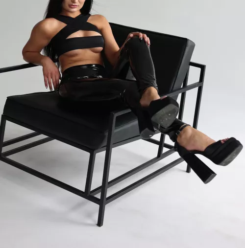 I'm your mommy who wants to show you her outfit