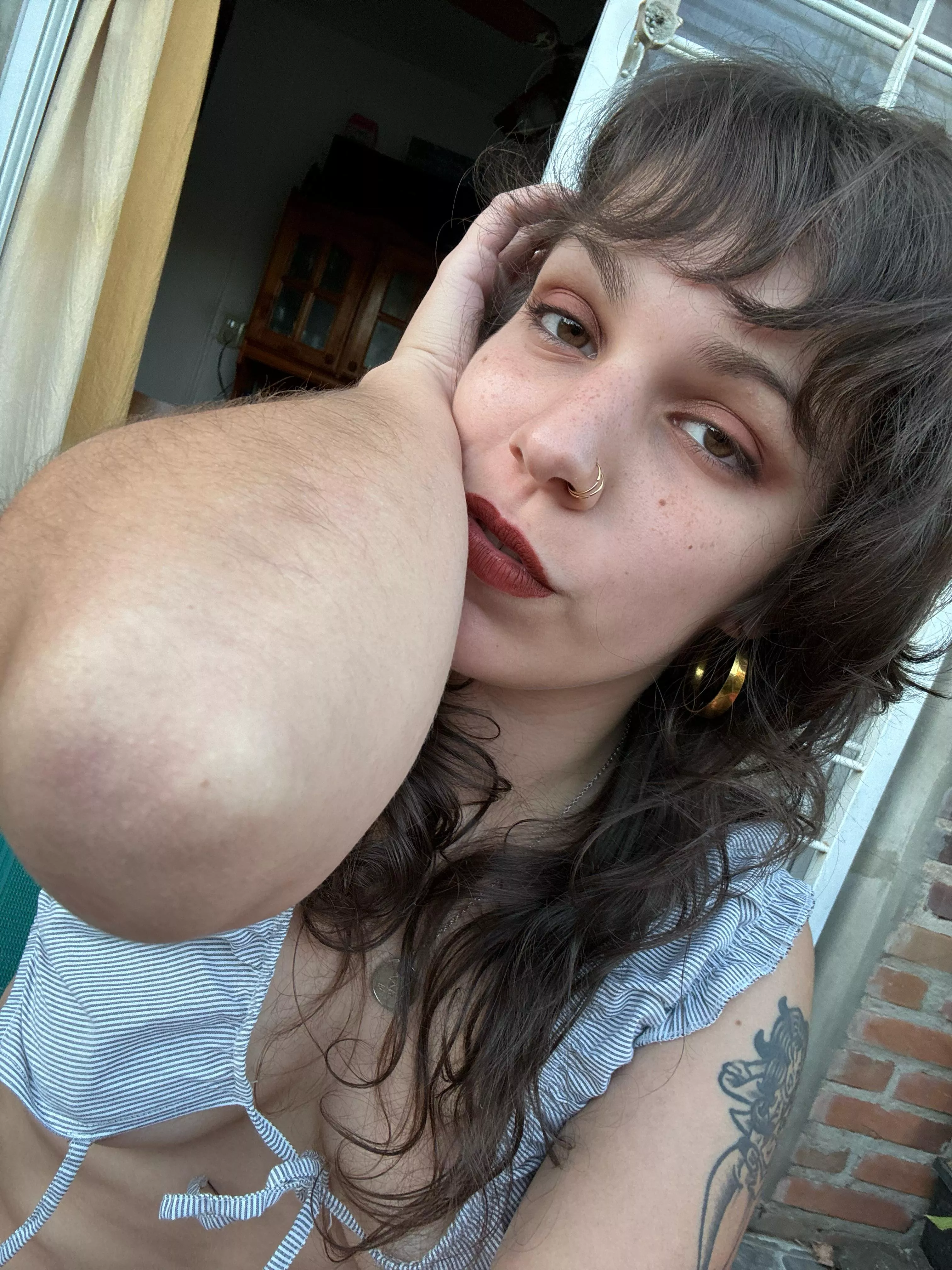 Isn’t a girl with hairy [arms] a very hot one?