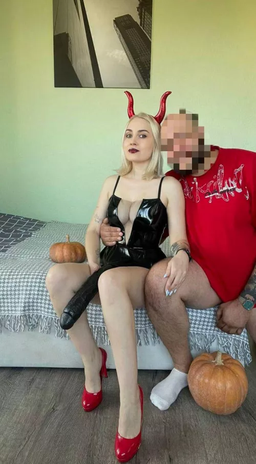 It promises to be a fun evening. I've invited my bull over and now we'll take turns fucking my cuckold husband. [domme]