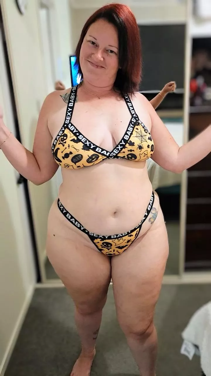 Just a curvy Aussie MILF getting into the Halloween spirit