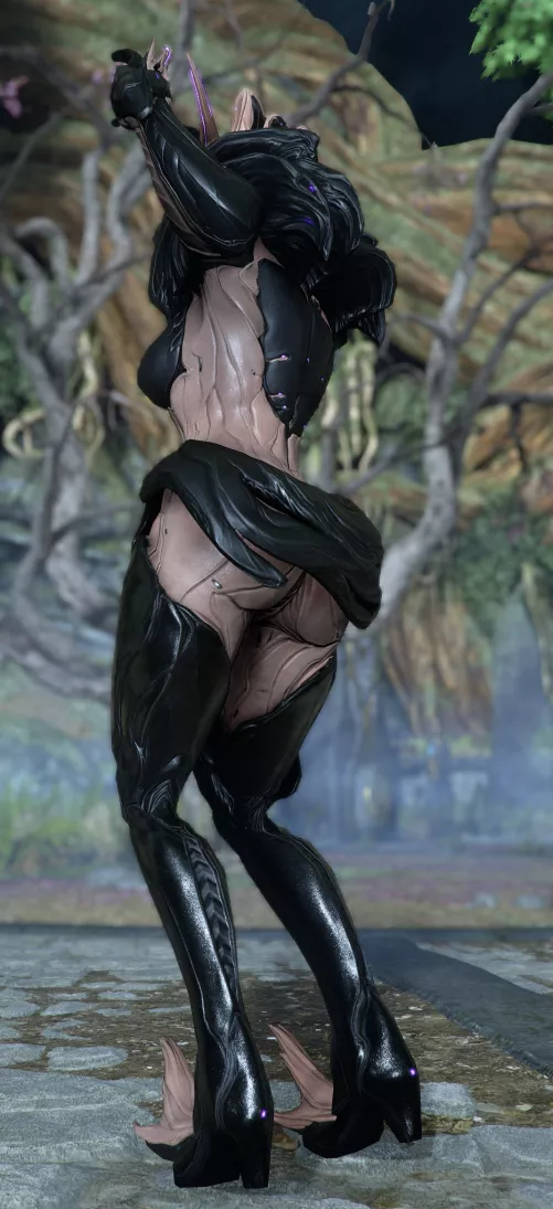 Just me or does saryn look like she's in thigh high boots and a mini skirt?