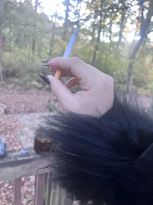 Long claws and a cig 🚬
