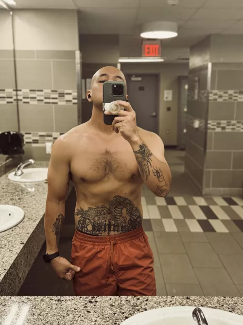 M4F only in town for the week. looking to have some fun in the back of my truck. 