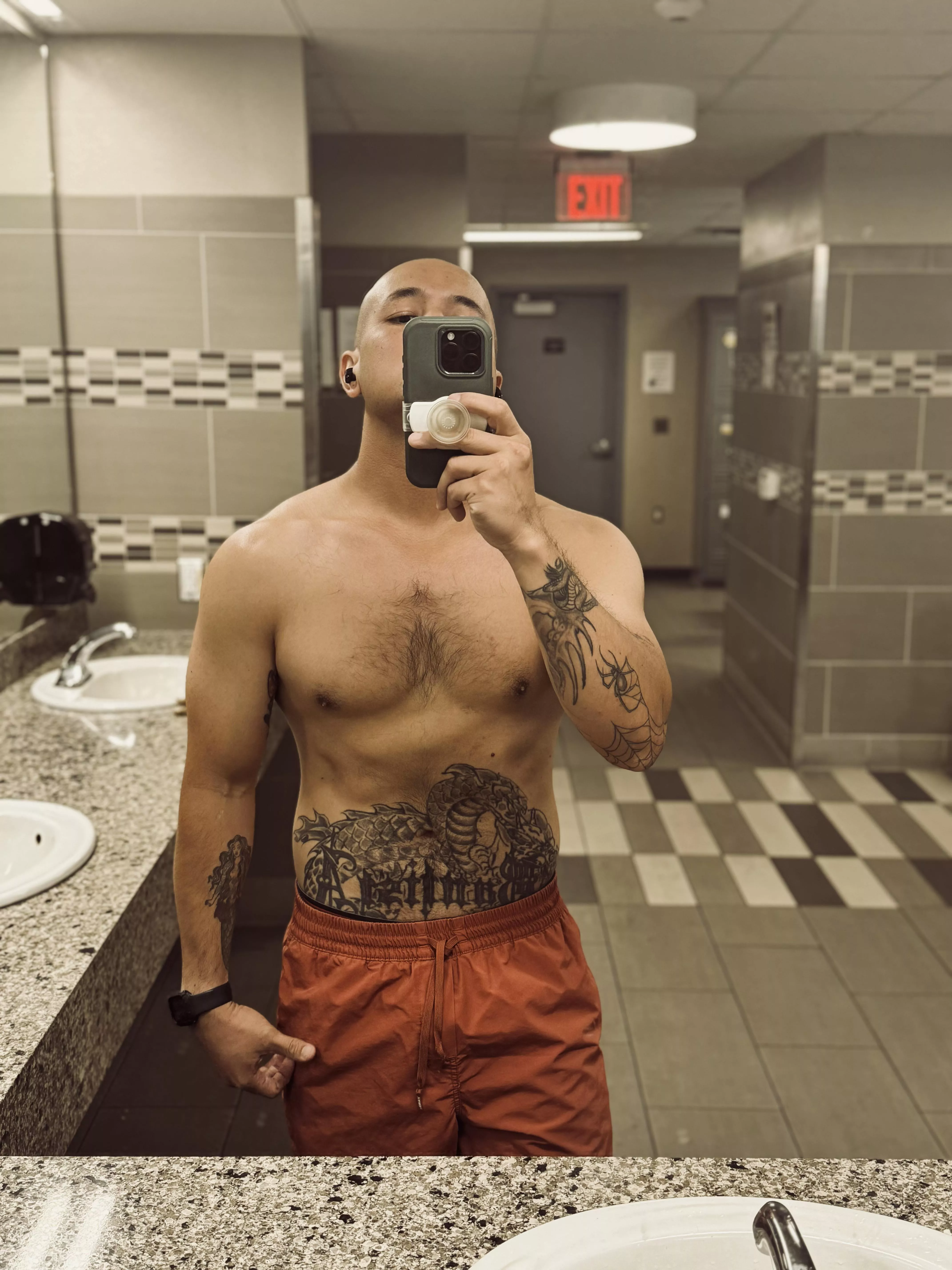 M4F only in town for the week. looking to have some fun in the back of my truck. 