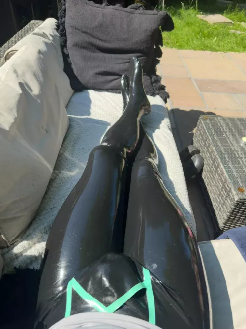 Missing the summer sun on my latex tights ☀️😫