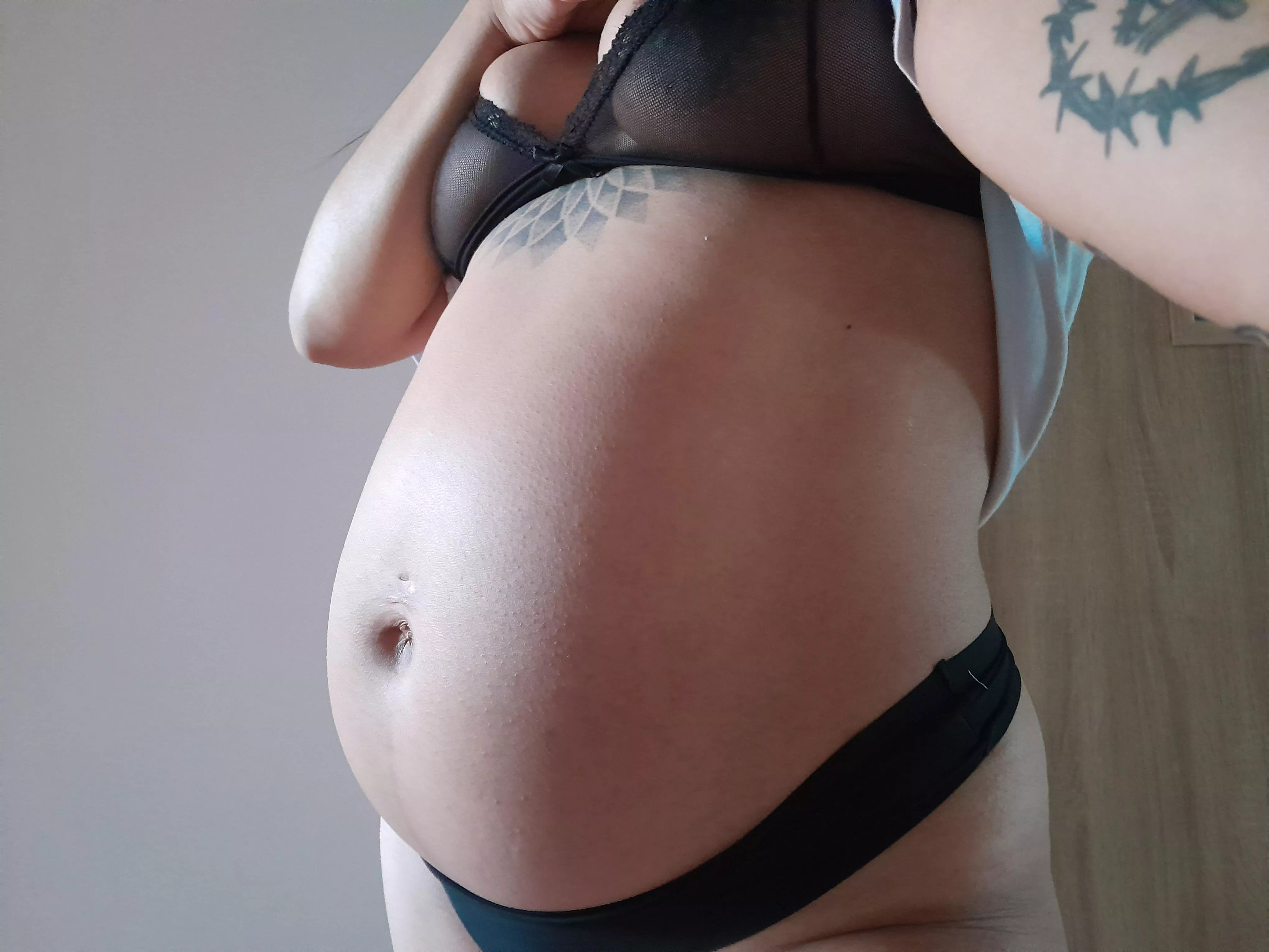 my pregnant belly is gorgeous, I cant stop rubbing it, it feels so good